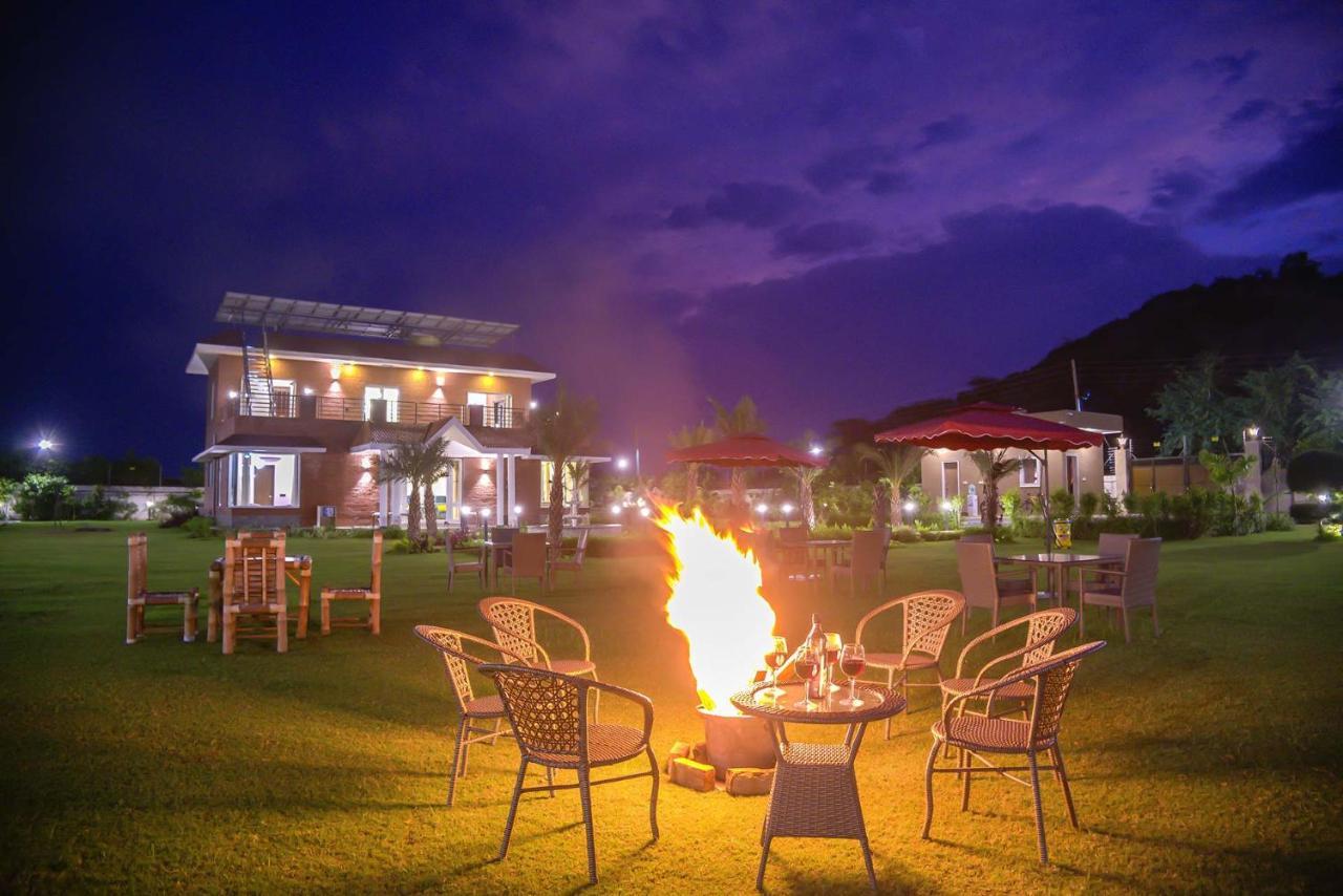 Stayvista At Hillside Paradise Dhauj Exterior photo